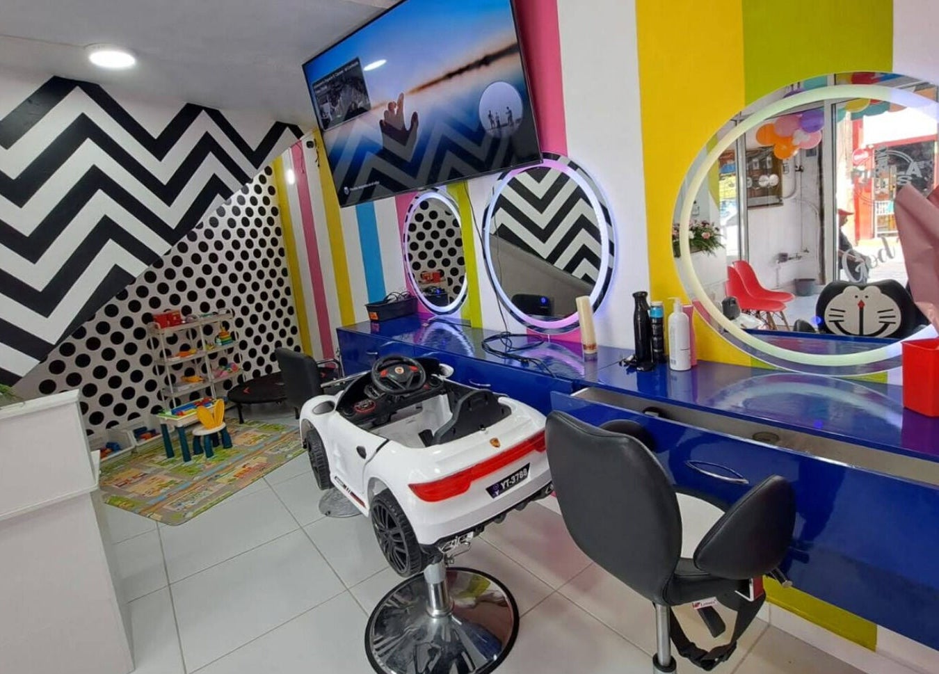 Interior vibrante de Barbería Pipila Kids en Túxpam De Rodríguez Cano, Veracruz, MX, con juegos y decoración.