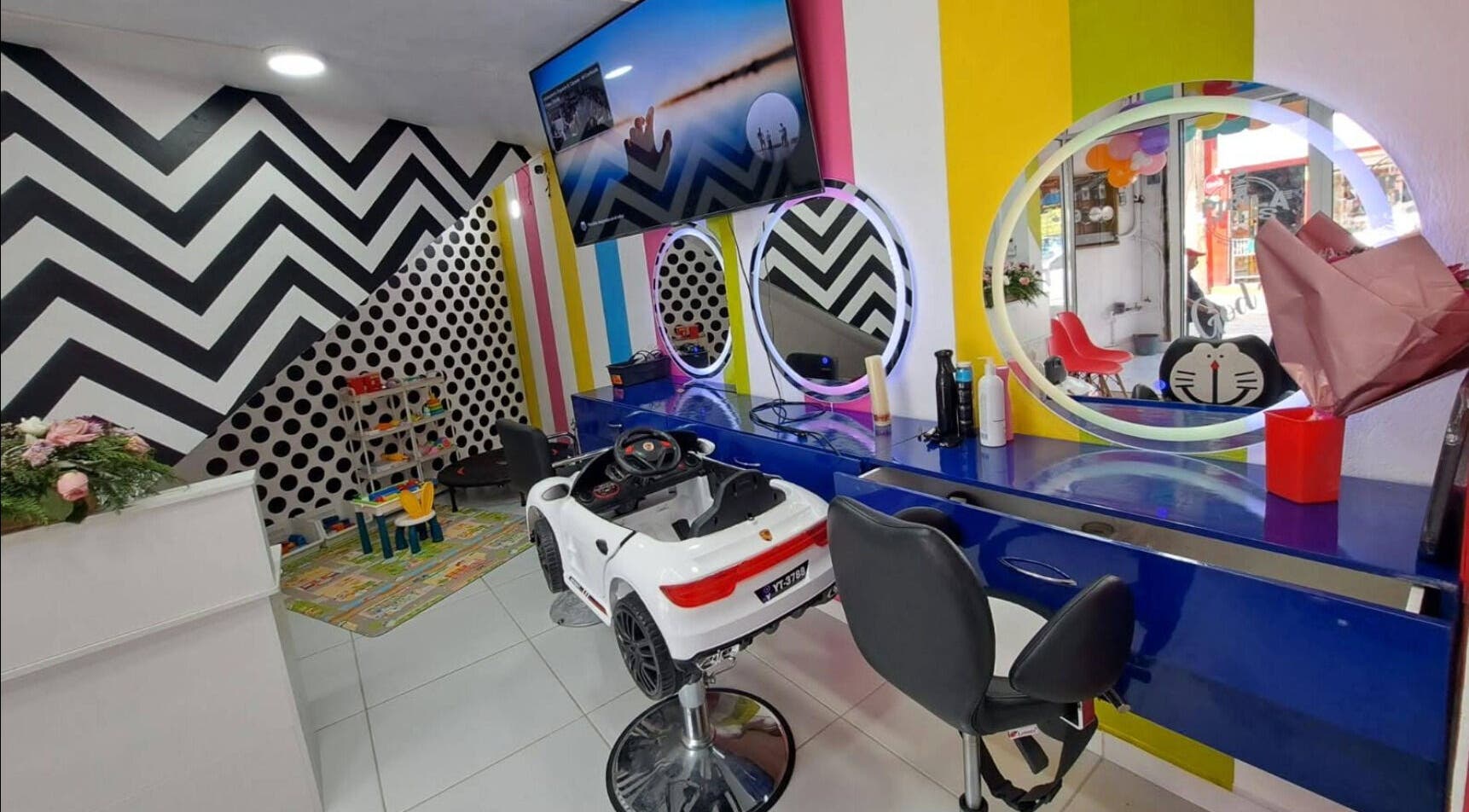 Interior vibrante de Barbería Pipila Kids en Túxpam De Rodríguez Cano, Veracruz, MX, con juegos y decoración.