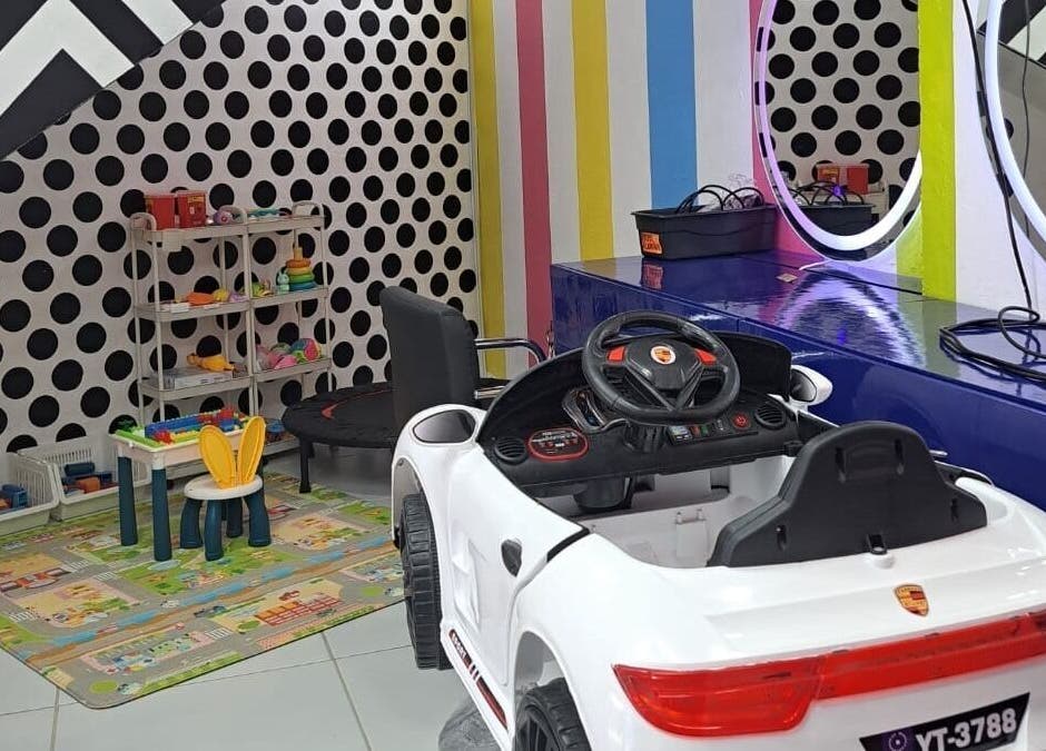 Área de juegos en Barbería Pipila Kids, Túxpam De Rodríguez Cano, Veracruz, MX. Decoración colorida y silla de auto.