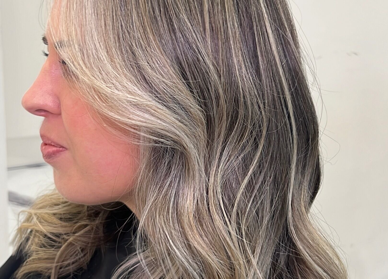 Stylish blonde highlights at Alysia Grimshaw Hair, Ramsbottom, England, GB. Chic wavy hairstyle inspiration.