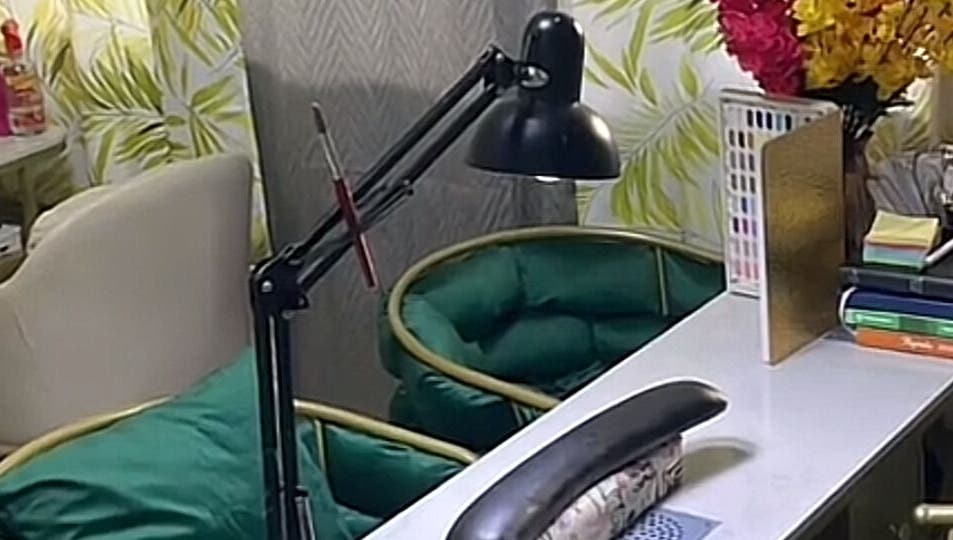 Mesa de manicura en Studio India Nails, Willemstad, Curaçao, CW con silla verde y lámpara negra.