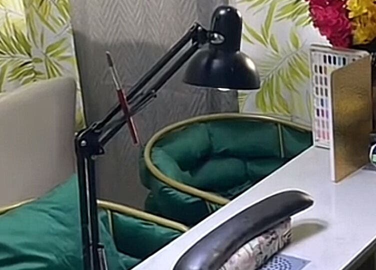 Mesa de manicura en Studio India Nails, Willemstad, Curaçao, CW con silla verde y lámpara negra.