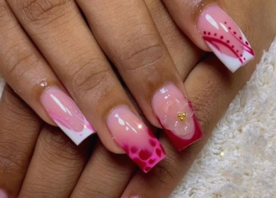 Elegante diseño de uñas rosas en Studio India Nails, Willemstad, Curaçao, CW.