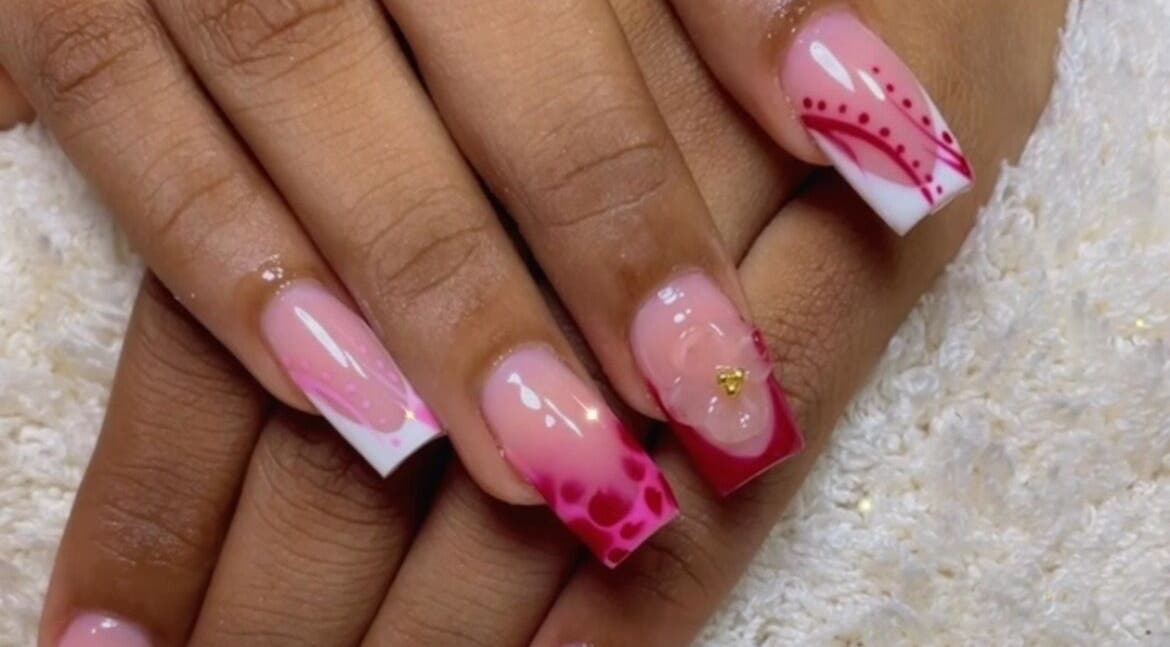 Elegante diseño de uñas rosas en Studio India Nails, Willemstad, Curaçao, CW.