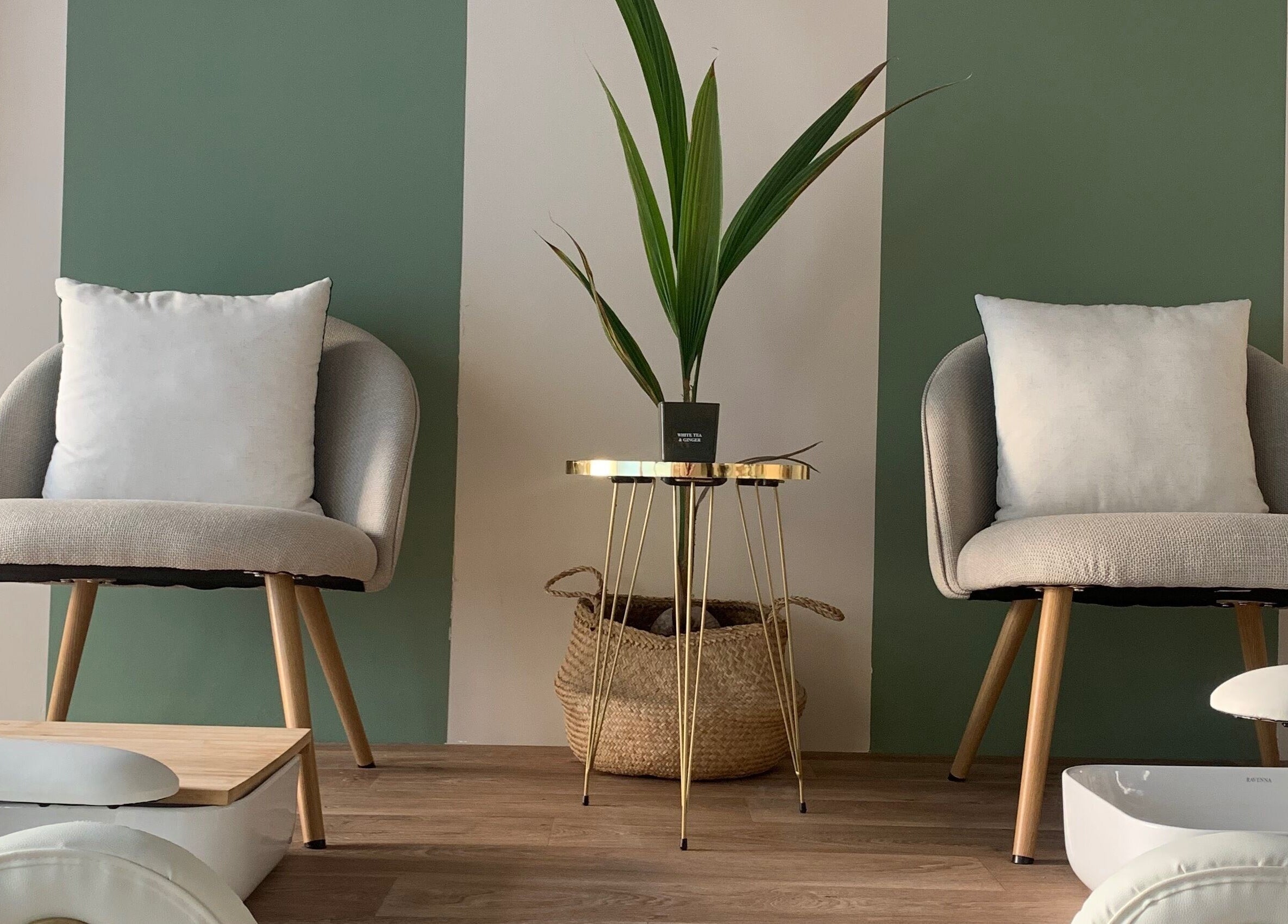 Άνετες καρέκλες και φυτά στο JOVANI Nails & Beauty, Νέα Ιωνία, GR.