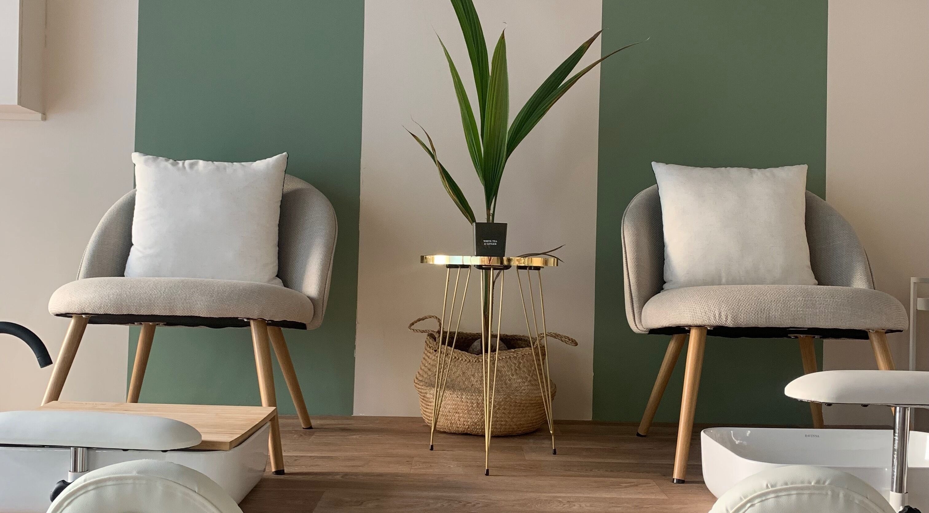 Άνετες καρέκλες και φυτά στο JOVANI Nails & Beauty, Νέα Ιωνία, GR.