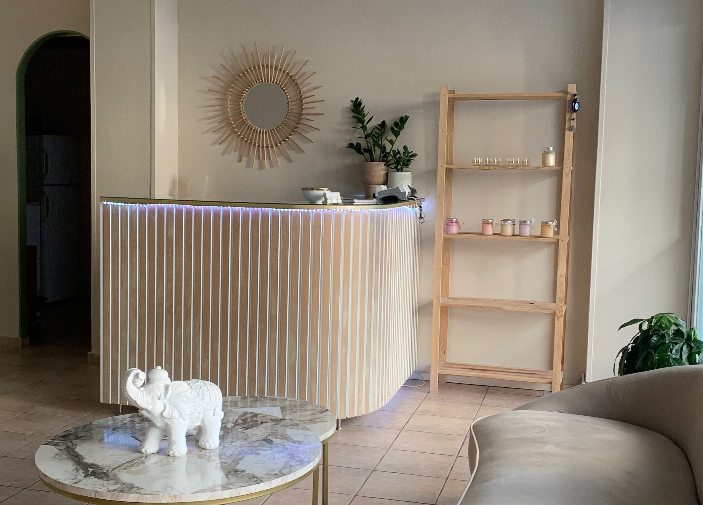 Κομψή υποδοχή στο JOVANI Nails & Beauty, Νέα Ιωνία, GR με μοντέρνα διακόσμηση και κομψό ντεκόρ.