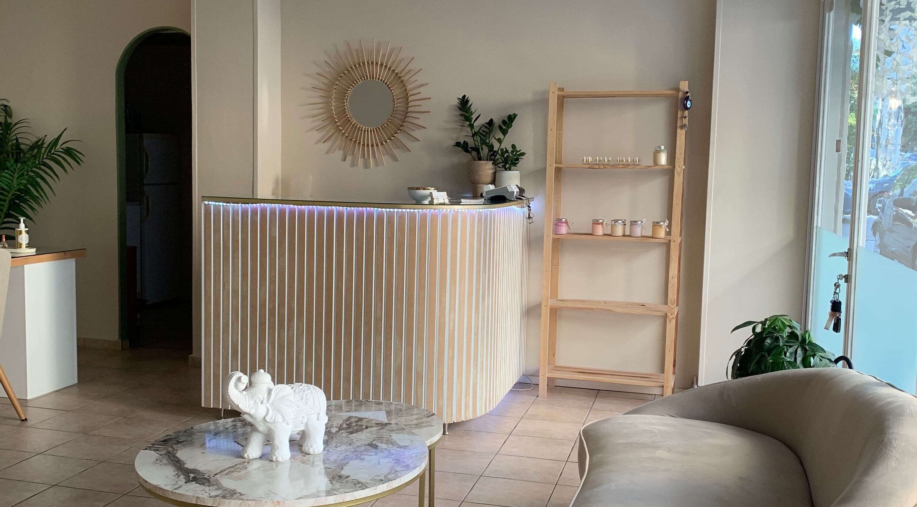 Κομψή υποδοχή στο JOVANI Nails & Beauty, Νέα Ιωνία, GR με μοντέρνα διακόσμηση και κομψό ντεκόρ.