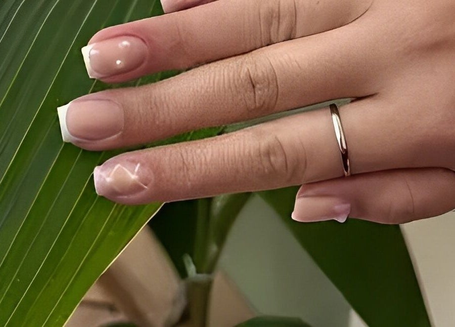 Γαλλικό μανικιούρ σε φυσικό φόντο στο JOVANI Nails & Beauty, Νέα Ιωνία, GR.