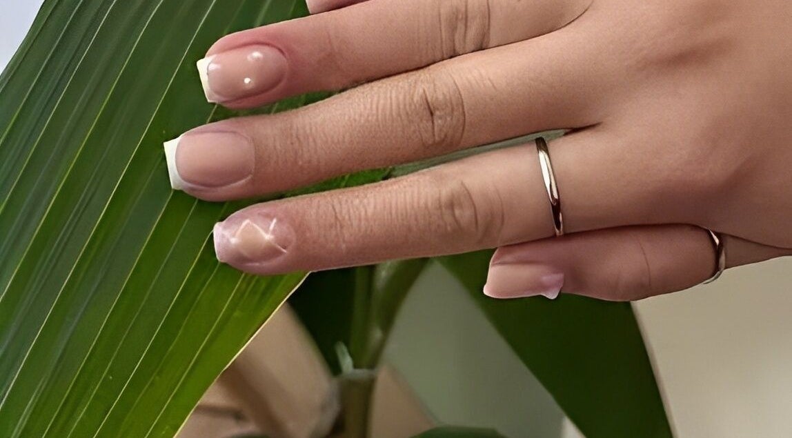 Γαλλικό μανικιούρ σε φυσικό φόντο στο JOVANI Nails & Beauty, Νέα Ιωνία, GR.