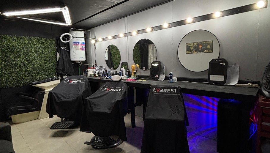 Zantos barber image 1