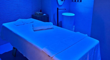 Sala massaggi blu a Therms SPA Regina Margherita, Cagliari, Sardegna, IT per un'esperienza rilassante.