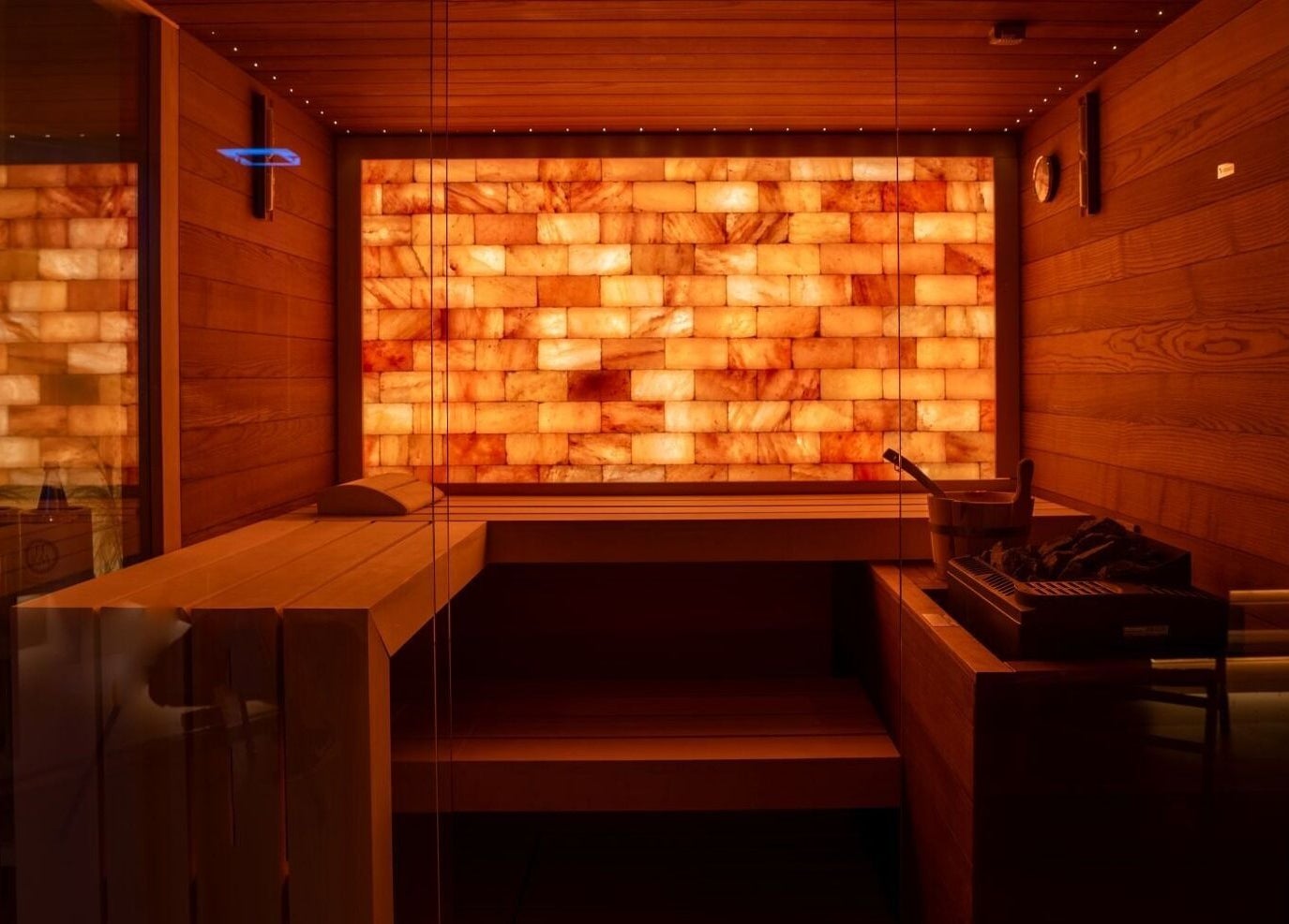 Accogliente sauna a Therms SPA Regina Margherita, Cagliari, Sardegna, IT con muri in pietra retroilluminata.