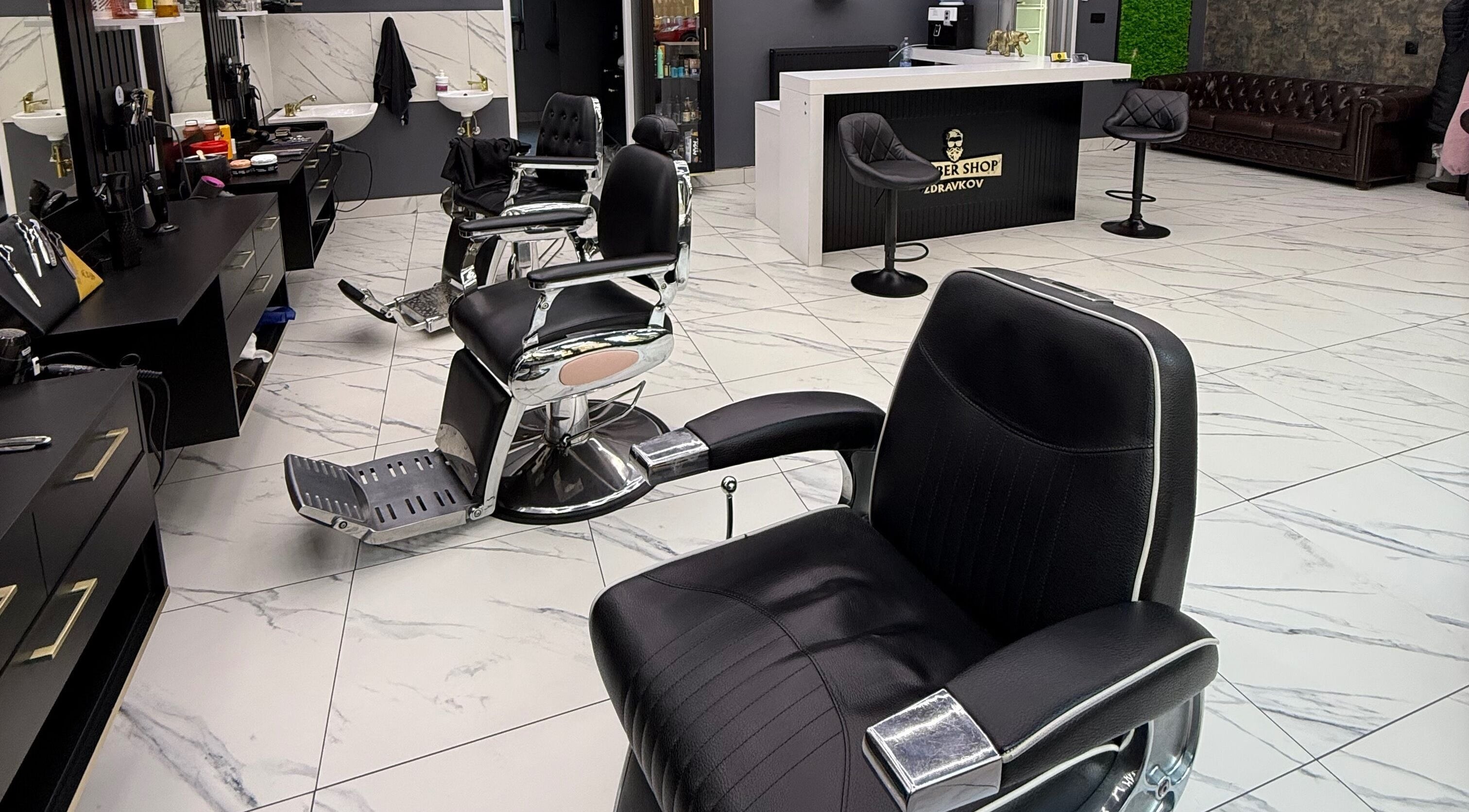 Wnętrze Barber Shop Zdravkov, Zary, Lubuskie, PL z nowoczesnymi fotelami fryzjerskimi.