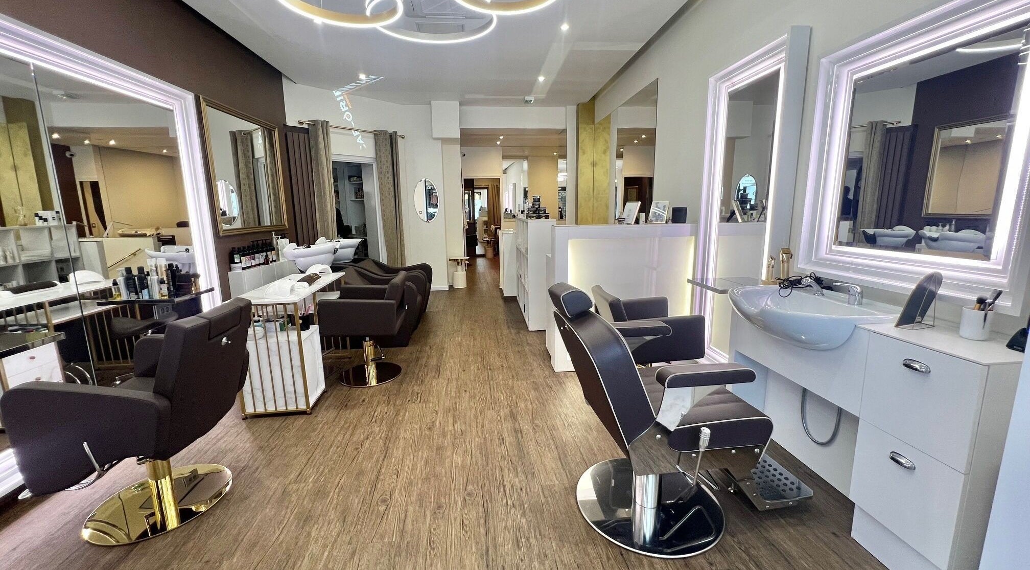 Intérieur moderne de Maison de Beauté Luxury - Paris 8, un salon chic à Paris, Île-de-France, FR.