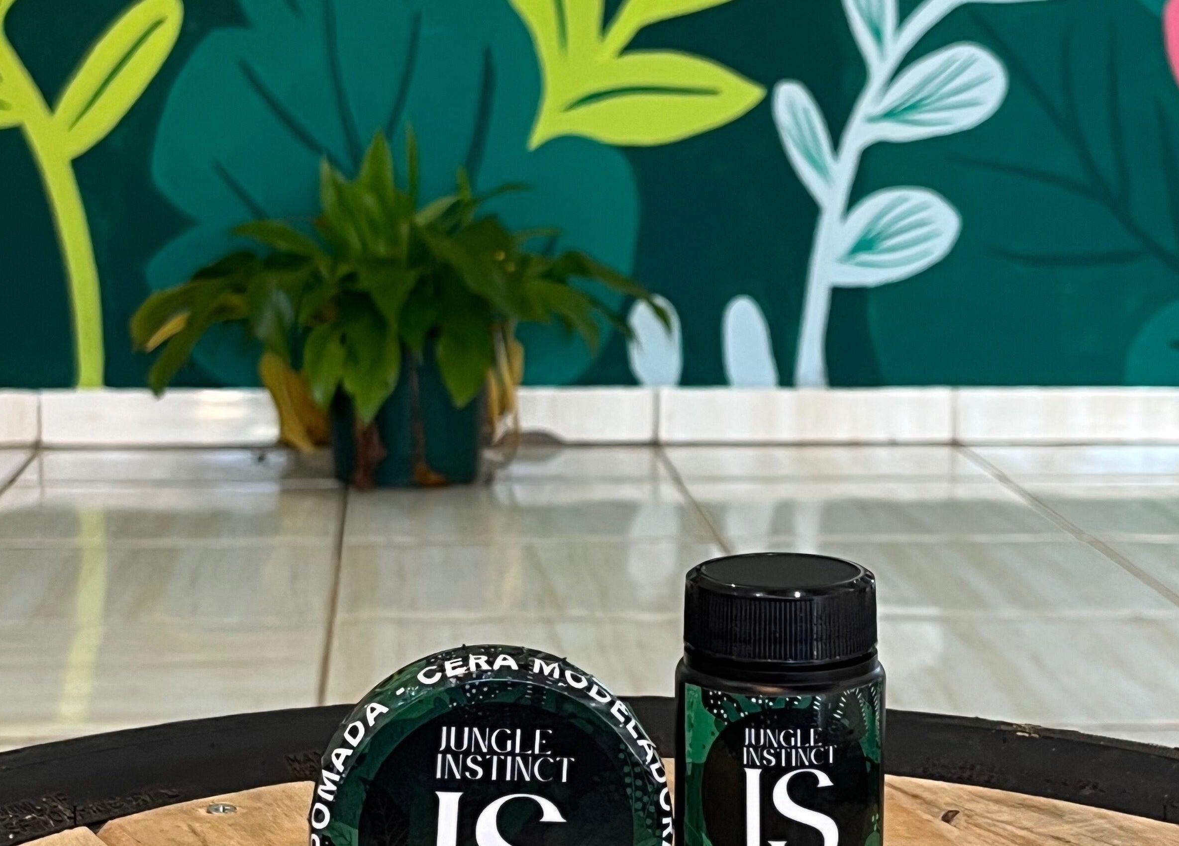 Detalles del producto Jungle Instinct JS en Misiones, Misiones, AR, con mural tropical al fondo.