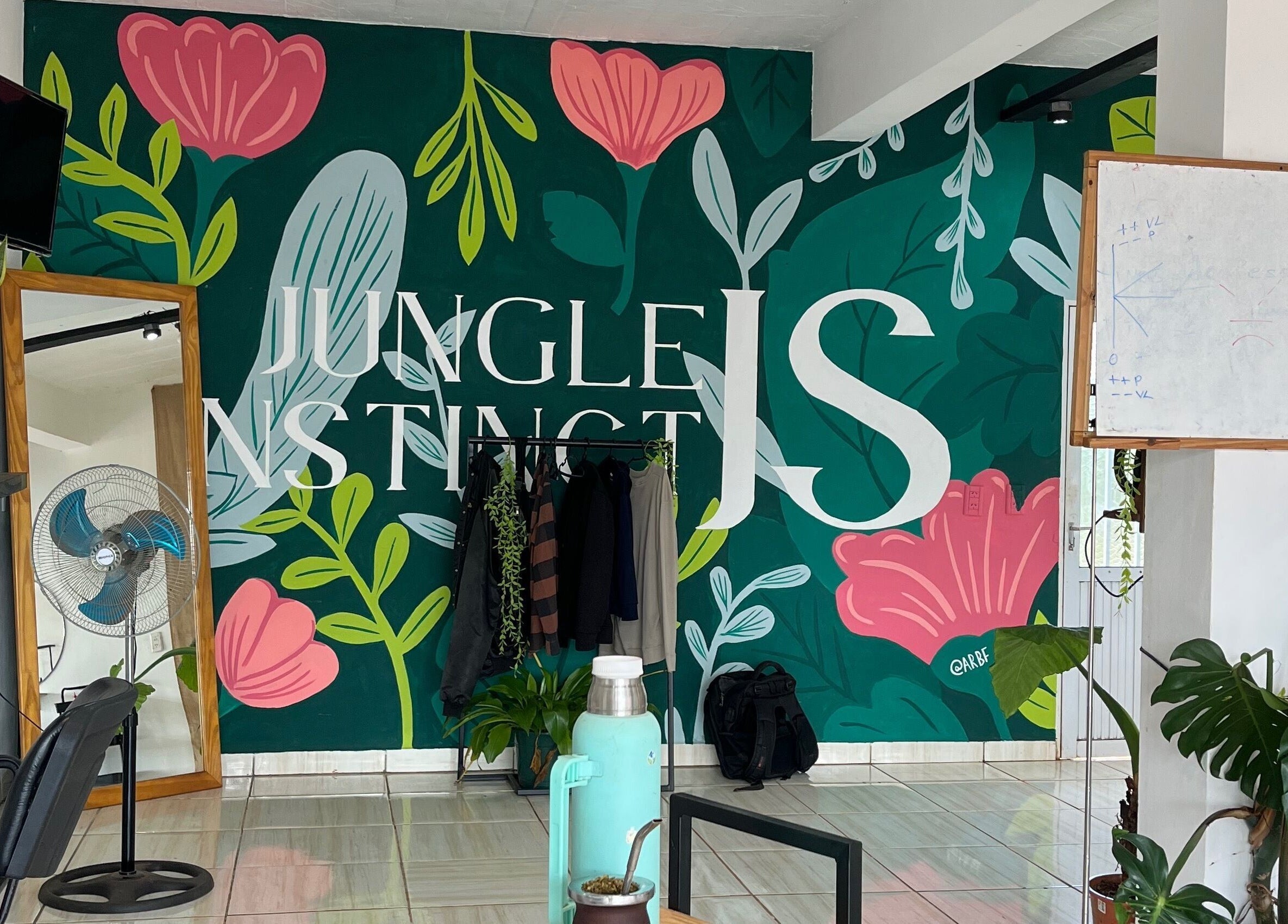 Interior de Jungle Instinct JS en Misiones, Misiones, AR con vegetación y decoración vibrante.