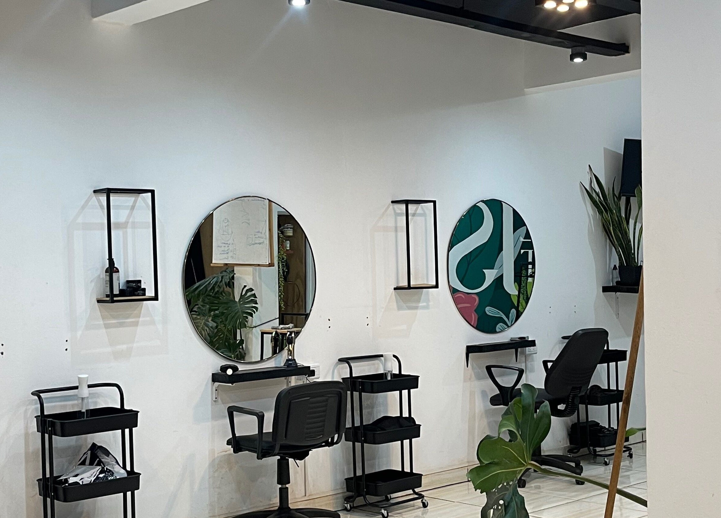 Salón moderno en Jungle Instinct JS, Misiones, Misiones, AR, con espejos y sillas cómodas.