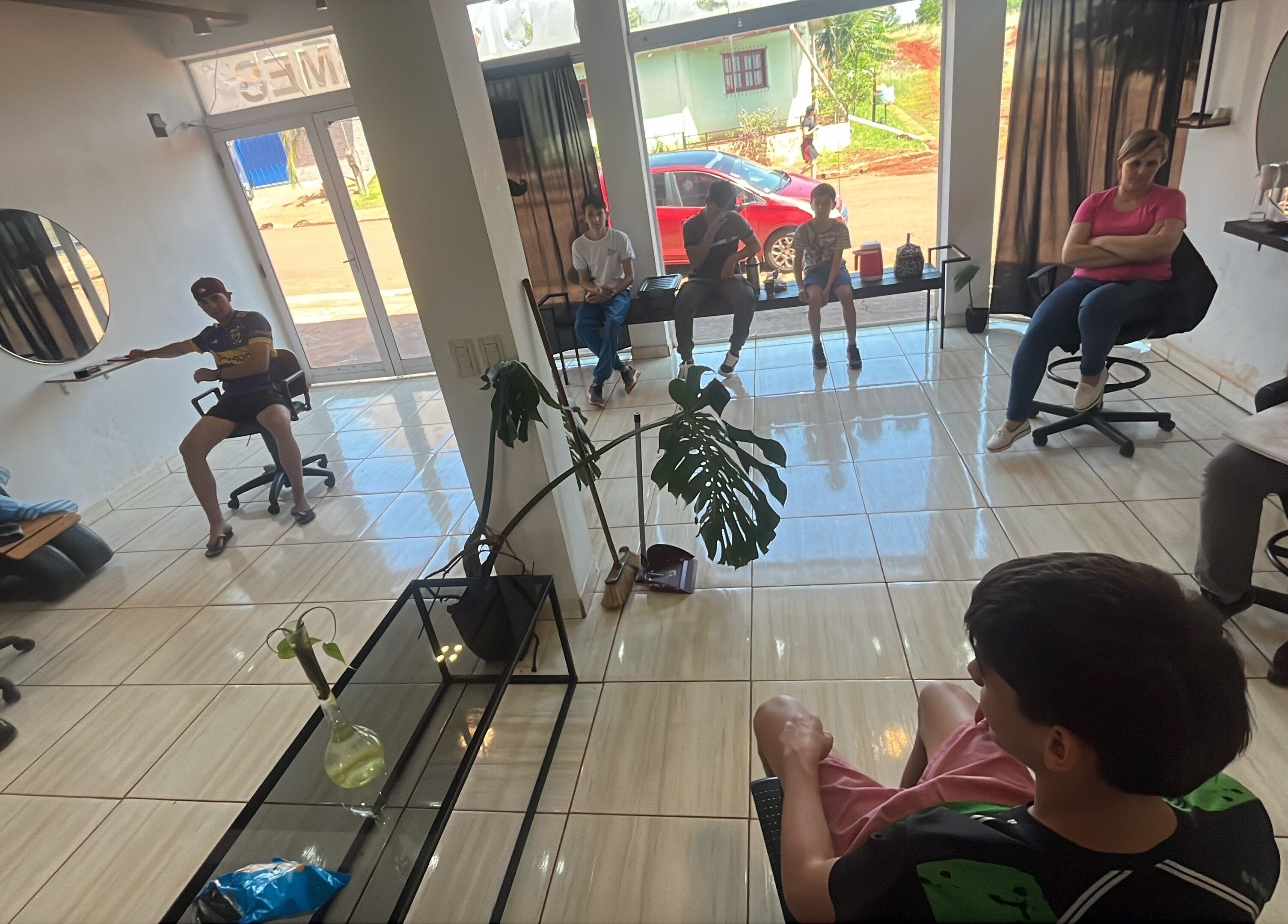 Sala de espera en Jungle Instinct JS, Misiones, Misiones, AR. Comodidad y estilo en un salón moderno.