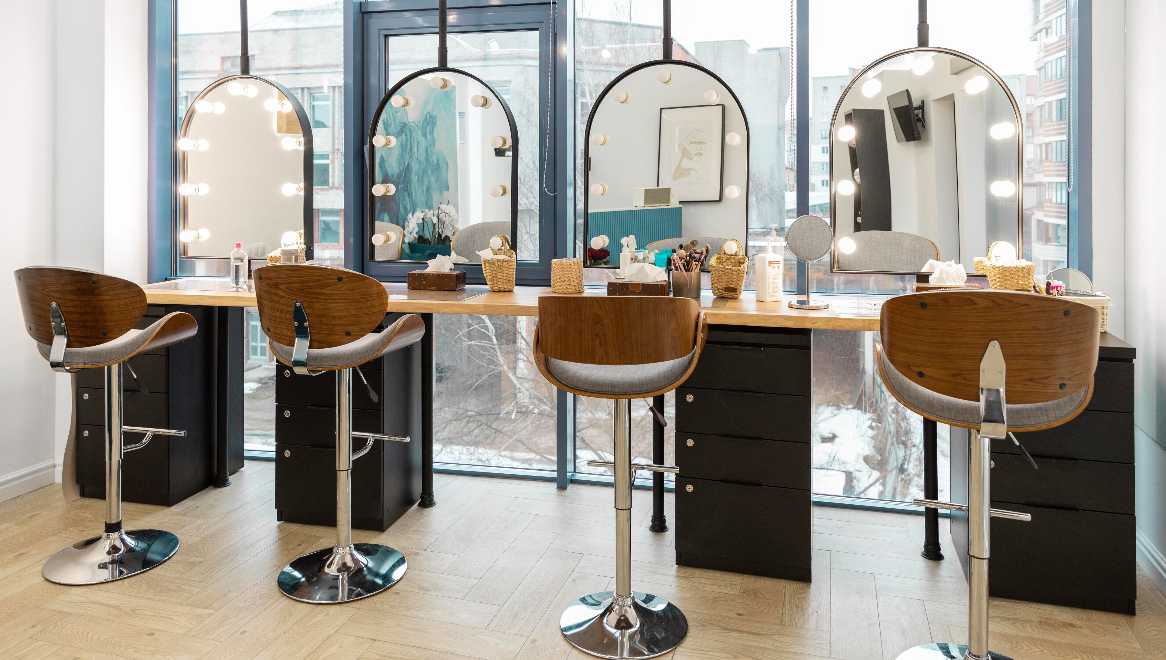 Coquette Nails beauty workstation with illuminated mirrors in Liverpool, England, GB for a luxurious experience.