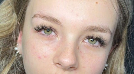 Close-up of eyelash extensions from Lli’s LASHLAB in Abertridwr, Wales, GB, showcasing detailed lash artistry.