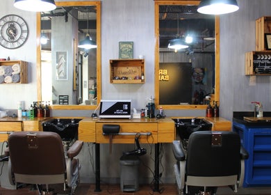 Stylish interior of Brusko Barbers in دبي, دبي, AE showcasing modern barber chairs and mirrors.
