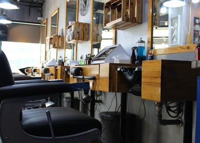 Stylish barber chairs and workstations at Brusko Barbers, دبي, دبي, AE showcasing a modern interior.