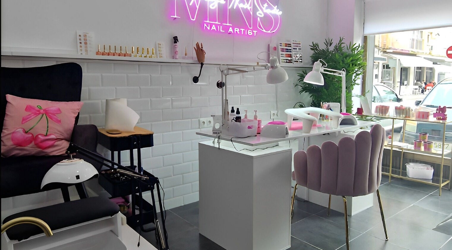 Interior de Malaga Nail Studio en Málaga, Andalucía, ES, mostrando área de manicura moderna y elegante.