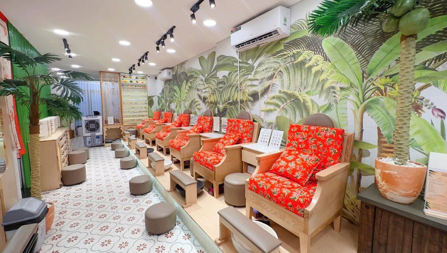 Nội thất sảnh Thuỳ Thỏ Nail Đà Nẵng trang trí nhiệt đới tại Đà Nẵng, Đà Nẵng, VN.