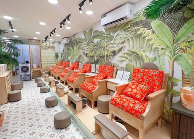 Nội thất sảnh Thuỳ Thỏ Nail Đà Nẵng trang trí nhiệt đới tại Đà Nẵng, Đà Nẵng, VN.