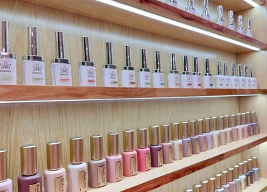 Kệ sơn móng đa sắc tại Thuỳ Thỏ Nail Đà Nẵng, Đà Nẵng, Đà Nẵng, VN.