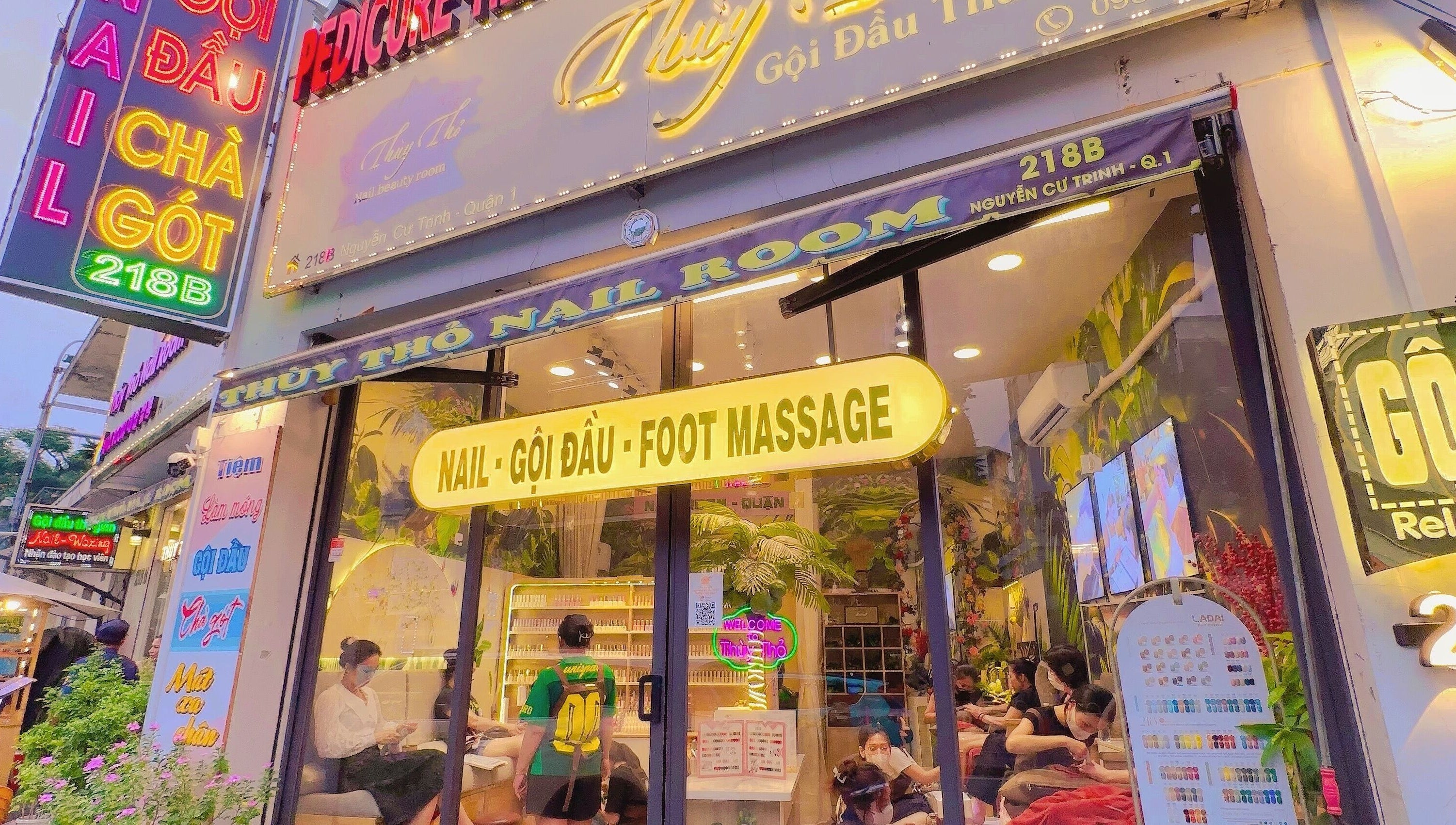 Thuỳ Thỏ Nail - Quận 1 tại Hồ Chí Minh, VN, nổi bật với biển hiệu sáng rực, tạo không gian thư giãn.