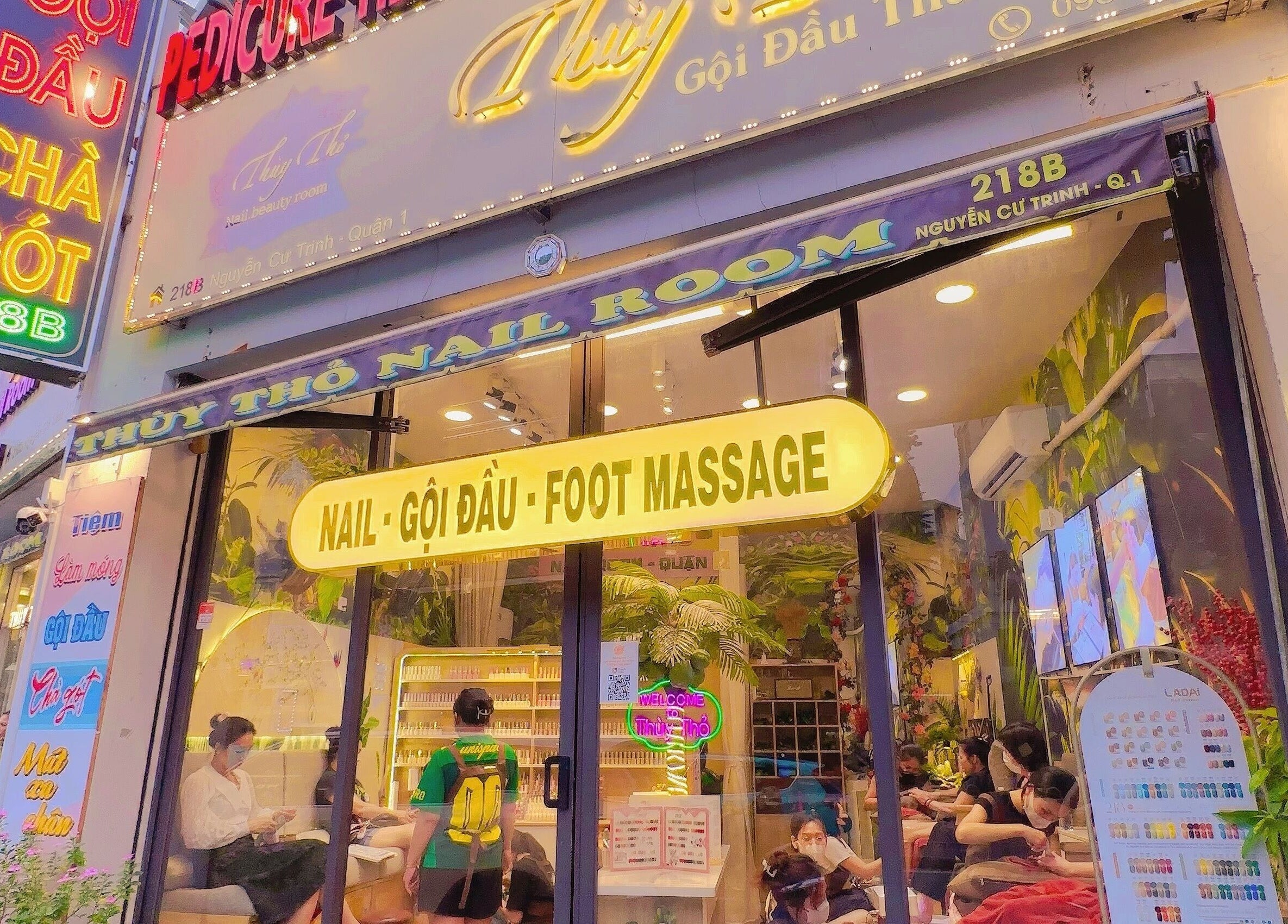 Thuỳ Thỏ Nail - Quận 1 tại Hồ Chí Minh, VN, nổi bật với biển hiệu sáng rực, tạo không gian thư giãn.