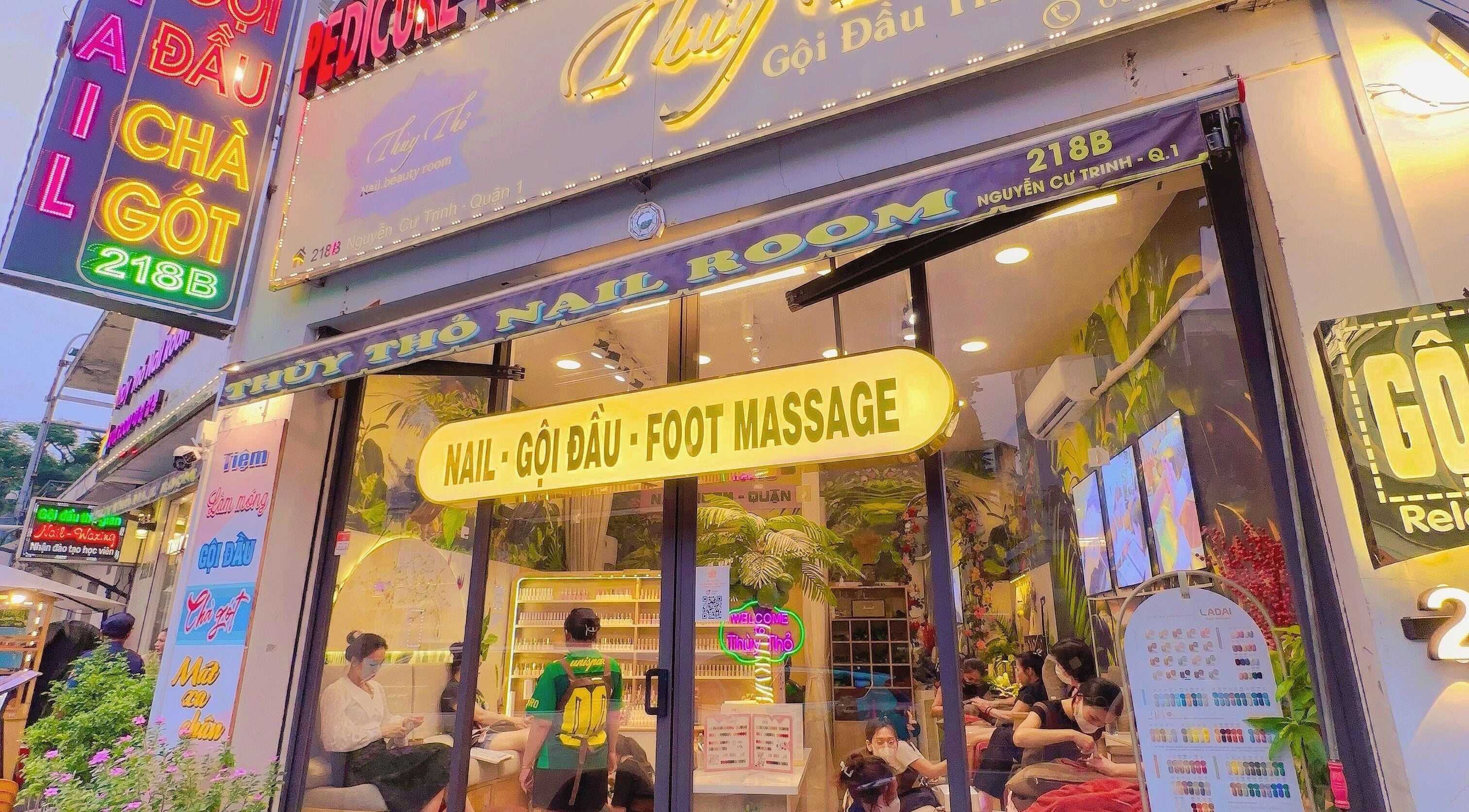 Thuỳ Thỏ Nail - Quận 1 tại Hồ Chí Minh, VN, nổi bật với biển hiệu sáng rực, tạo không gian thư giãn.