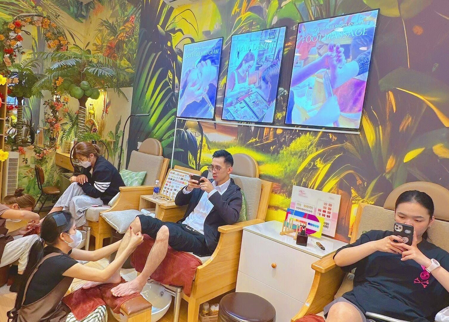 Khách hàng thư giãn tại Thuỳ Thỏ Nail - Quận 1, Hồ Chí Minh, VN, giữa không gian ấm cúng và dịch vụ chuyên nghiệp.