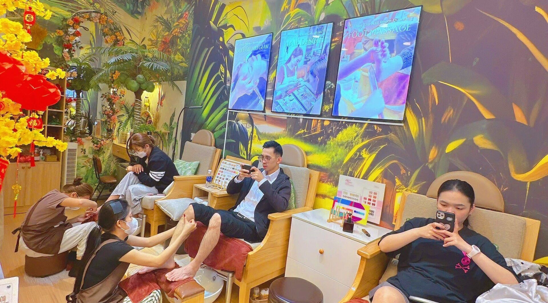Khách hàng thư giãn tại Thuỳ Thỏ Nail - Quận 1, Hồ Chí Minh, VN, giữa không gian ấm cúng và dịch vụ chuyên nghiệp.