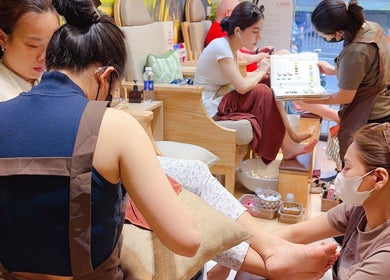 Khách đang thư giãn tại Thuỳ Thỏ Nail - Quận 1, Hồ Chí Minh, VN.