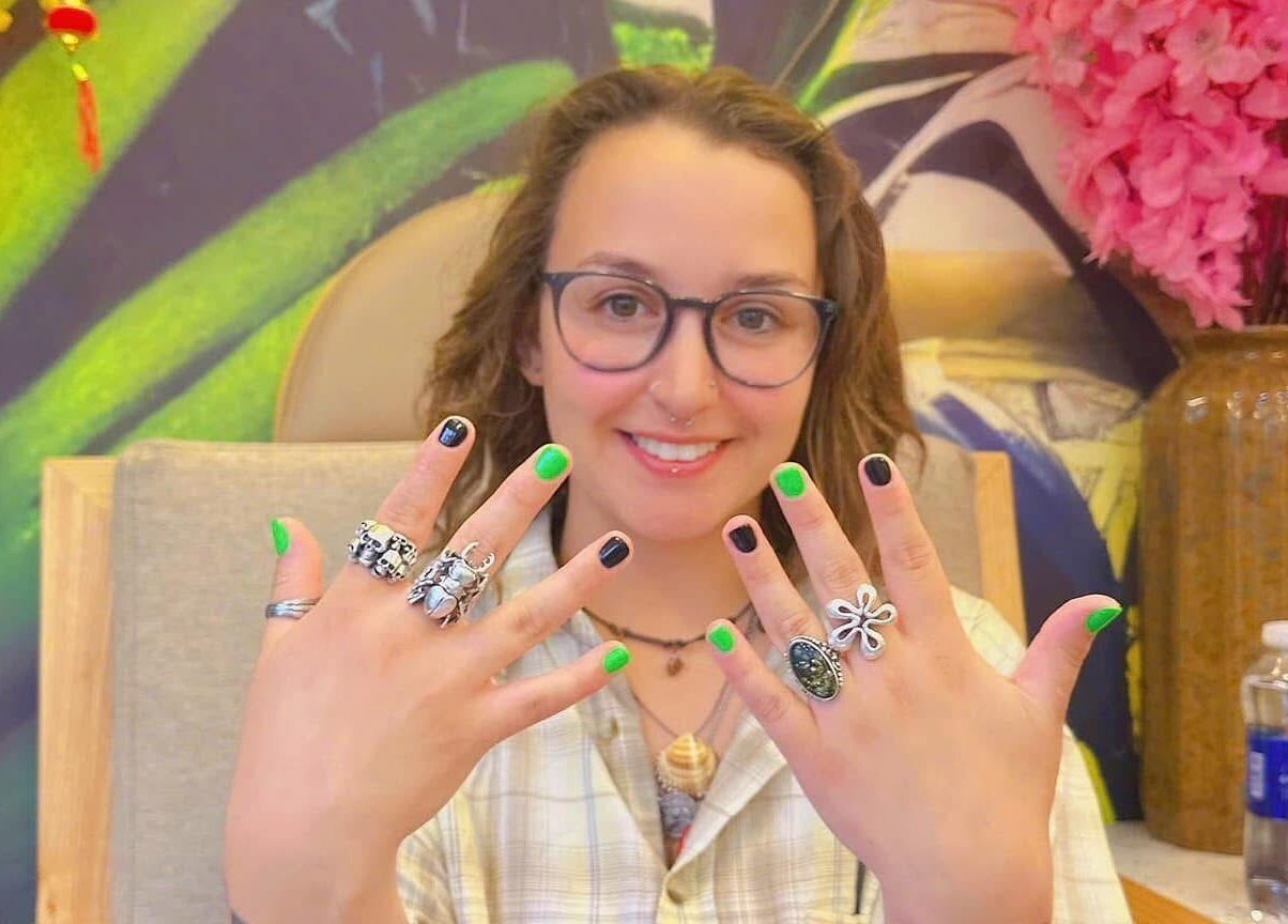 Khách hàng khoe móng tay sơn xanh đen tại Thuỳ Thỏ Nail - Quận 1, Hồ Chí Minh, Hồ Chí Minh, VN.