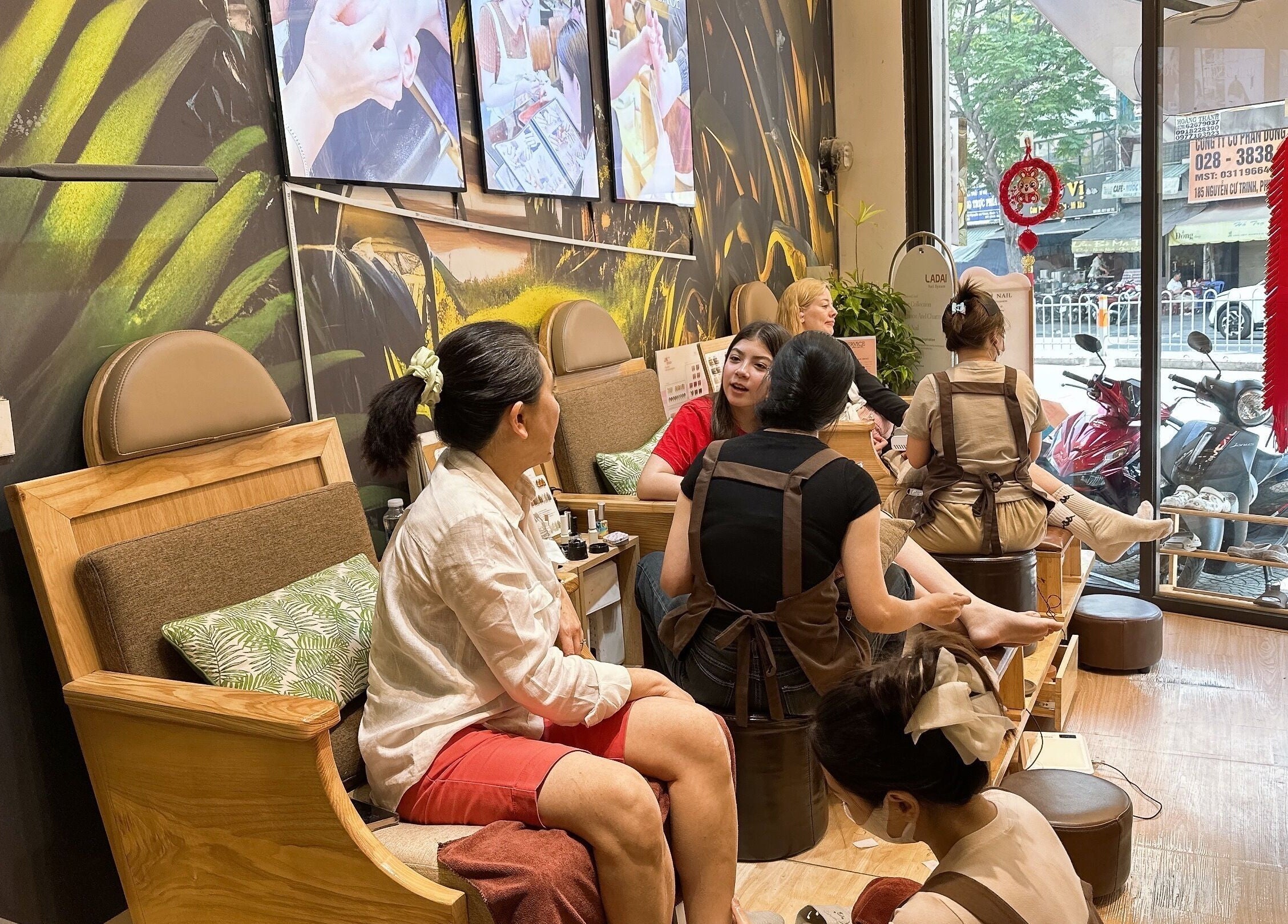 Khách hàng thư giãn tại Thuỳ Thỏ Nail - Quận 1, Hồ Chí Minh, VN với dịch vụ làm móng chất lượng cao.