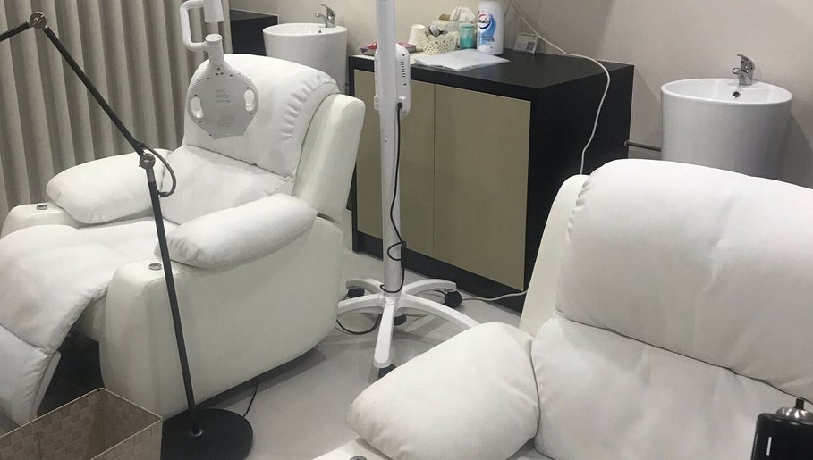 Luxurious reclining chairs at Shining Smile Singapore, Singapore, SG, designed for ultimate comfort and relaxation.