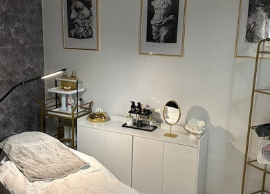 Behandlungsraum bei Dr. Dr. Georg Hoene - Natural Beauty, Göttingen, Niedersachsen, DE, modern eingerichtet.