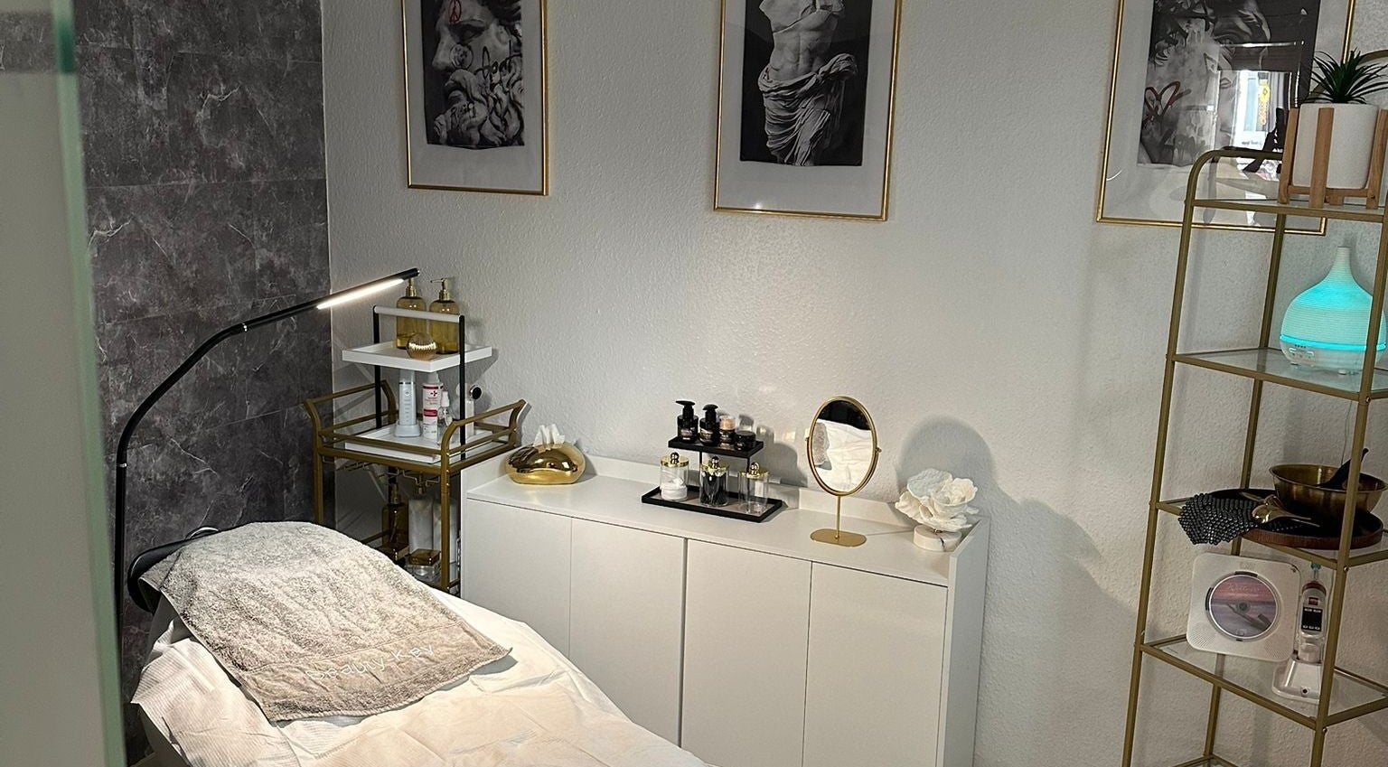 Behandlungsraum bei Dr. Dr. Georg Hoene - Natural Beauty, Göttingen, Niedersachsen, DE, modern eingerichtet.