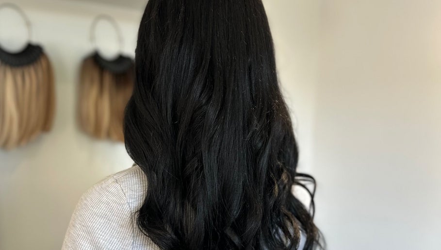 Holly Hair Extension Specialist, bilde 1