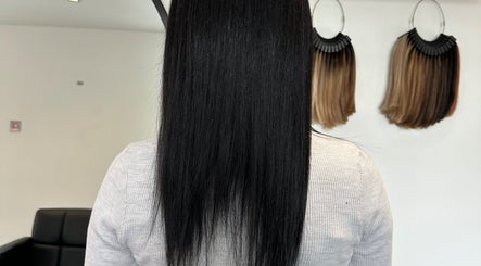 Holly Hair Extension Specialist, bilde 2