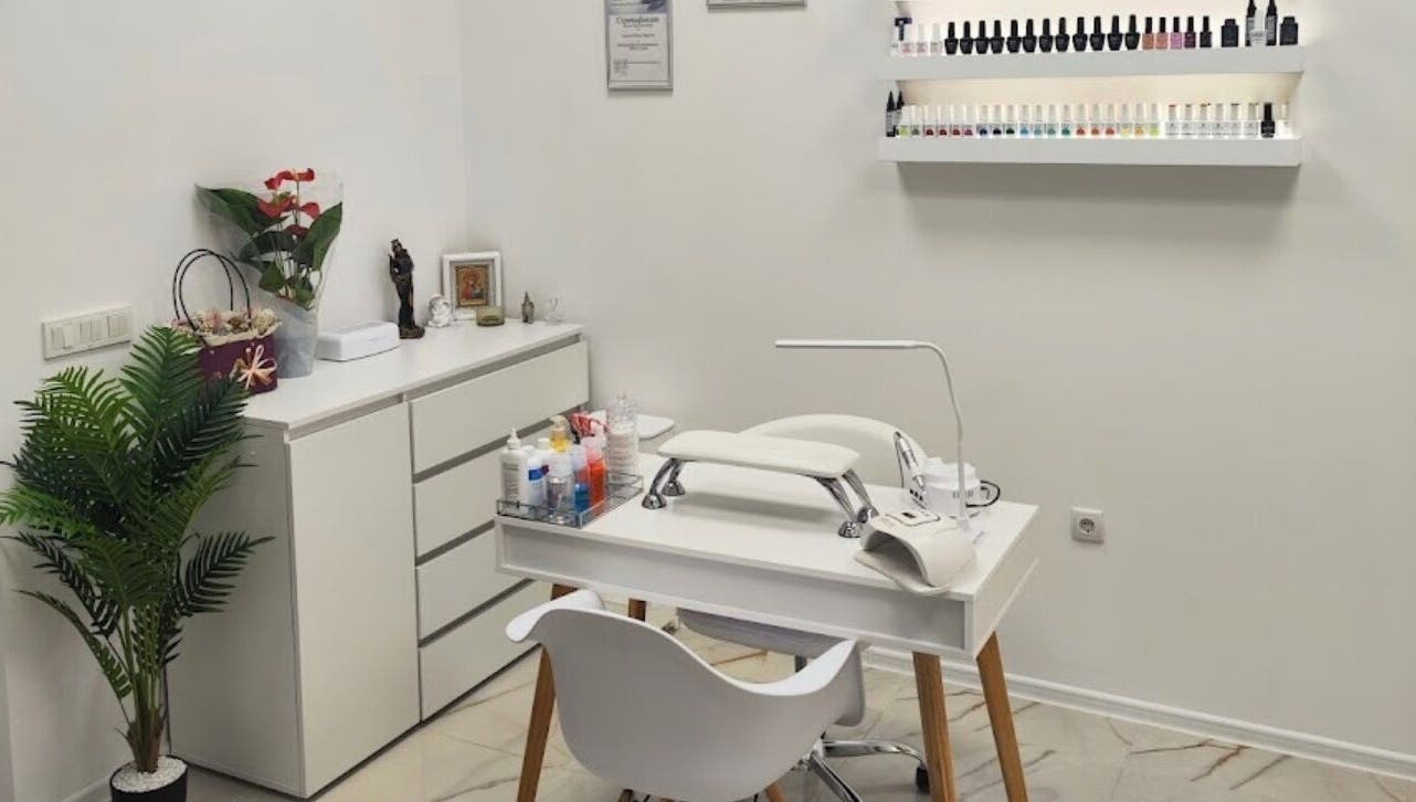 Елегантно студио за маникюр в D’lux beauty studio, Шумен, Област Шумен, BG с модерно обзавеждане.