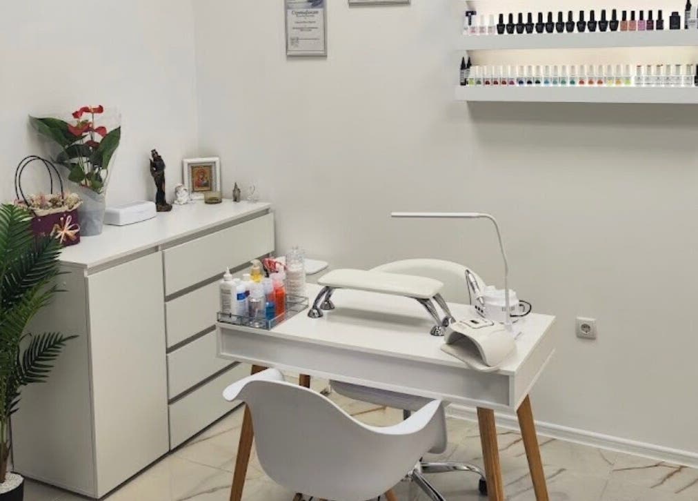 Елегантно студио за маникюр в D’lux beauty studio, Шумен, Област Шумен, BG с модерно обзавеждане.