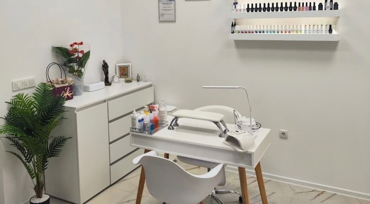 Елегантно студио за маникюр в D’lux beauty studio, Шумен, Област Шумен, BG с модерно обзавеждане.