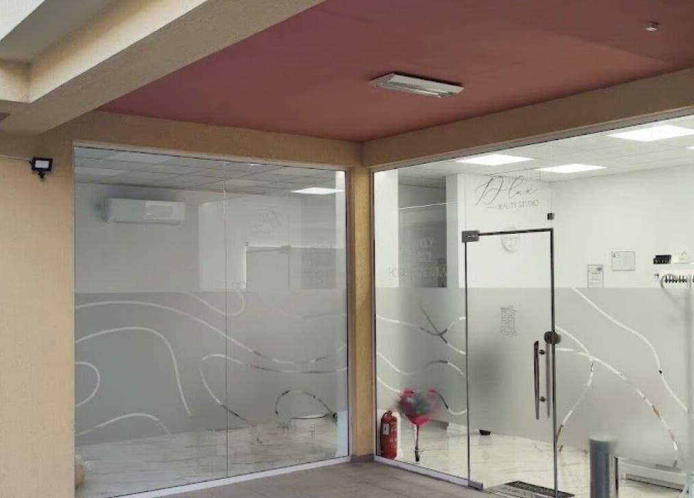 Вход на D’lux beauty studio, Шумен, Област Шумен, BG с елегантни стъклени врати.