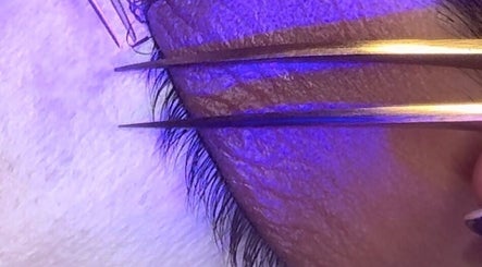 UV LASH ARTISTRY