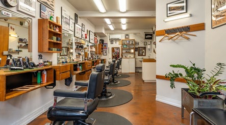 Maloney's Barber Shop slika 2